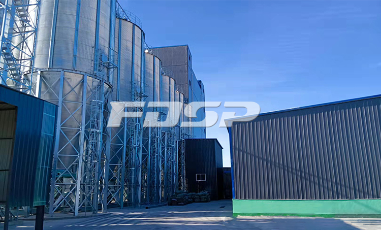 कुलुन बैनर, इनर मंगोलिया (图2) में 180,000 टन के वार्षिक उत्पादन के साथ पशुधन और कुक्कुट + जुगाली करने वाले फ़ीड उत्पादन लाइन की कमीशनिंग पूरी की गई। साइलो.jpg