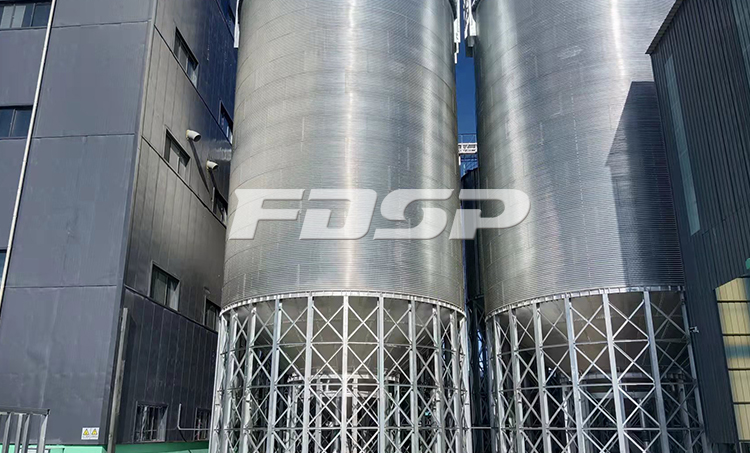 कुलुन बैनर, इनर मंगोलिया (图3) में 180,000 टन के वार्षिक उत्पादन के साथ पशुधन और कुक्कुट + जुगाली करने वाले फ़ीड उत्पादन लाइन की कमीशनिंग पूरी की गई। साइलो 2.jpg